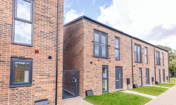 Salford House | Stunning Brand New 3 Bedroom Townhouse in Salford 10 min to City Centre