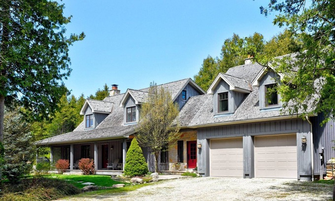 Clearview House | Stunning Buckingham Chalet - Minutes to Blue Mountain with Pool