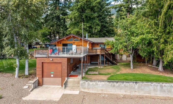 Anglemont Cabin | Stunning Cabin Lakeside on the Shuswap