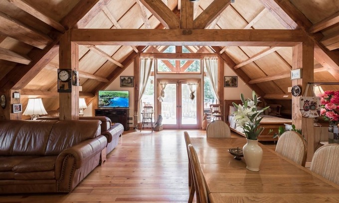 Hope Cabin | Stunning cabin, rustic decorations, great view of Mts., expansive patio