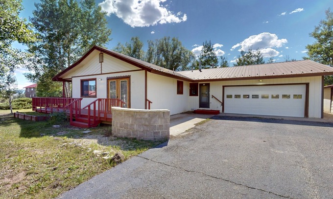 Eagle Nest Cabin | Stunning cabin w/mountain & lake views, private W/D, near outdoor activities