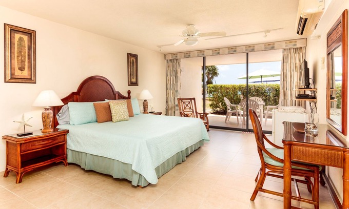 Worthing Apartment | Stunning Calypso - Beachfront & Poolside !