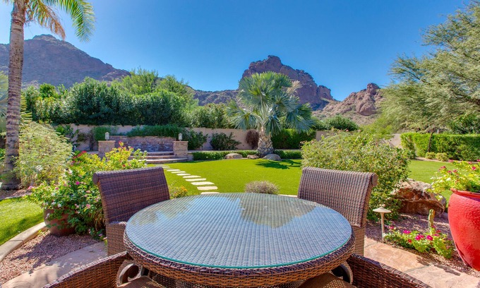 Paradise Valley House | Stunning Camelback Views, 4 bdrm 3 bath + Office w/Futon, Firepit, B-Ball Court