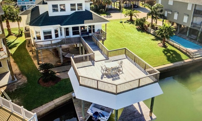 Isla Del Sol House | Stunning Canal-Front Home, Fishing, Kayak,paddle boards, Family fun, and more!