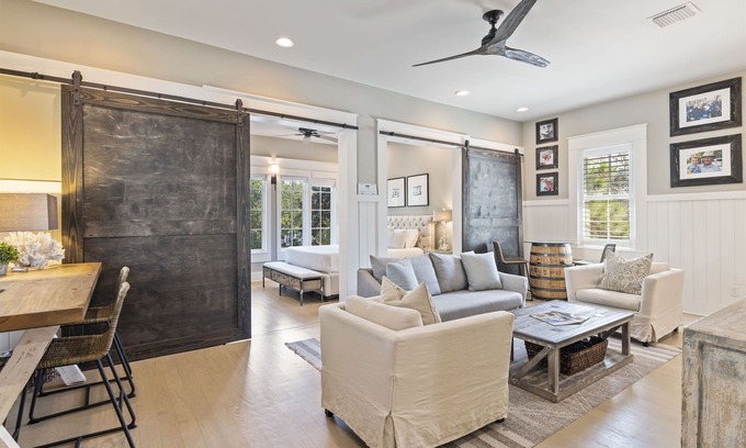 Watercolor House | Stunning Carriage House in Watercolor | 4 Pass Golf Cart | 2 Bicycles Included!