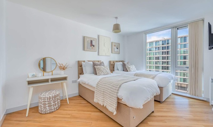 Central Milton Keynes Apartment | Stunning City Centre Apartment Balcony Free Parking Fast Wifi