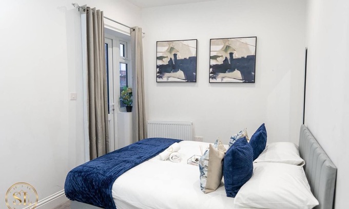 Wallington Apartment | Stunning city centre apartment with street parking