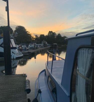 Bourne End Boat Rental | Stunning Classic Dutch Barge near Henley & Marlow