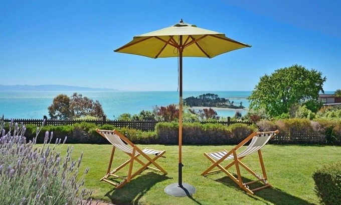 Nelson House | Stunning Cliff-top Retreat with views over Tasman Bay. Close to Beach & City!