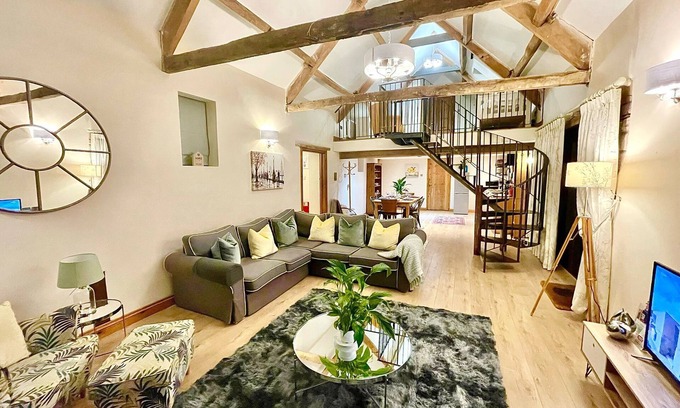 Monkswood Other | Stunning Coach House, Fast Wi-Fi, Hampers, Massage, Hot Tub and dogs welcome!