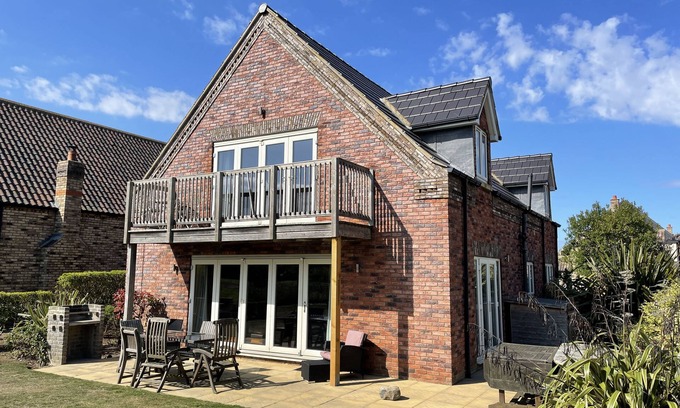 Filey Apartment | Stunning Coastal Cottage - Sleeping 8 in 4 Bedrooms - Pool and Beach Access Included.
