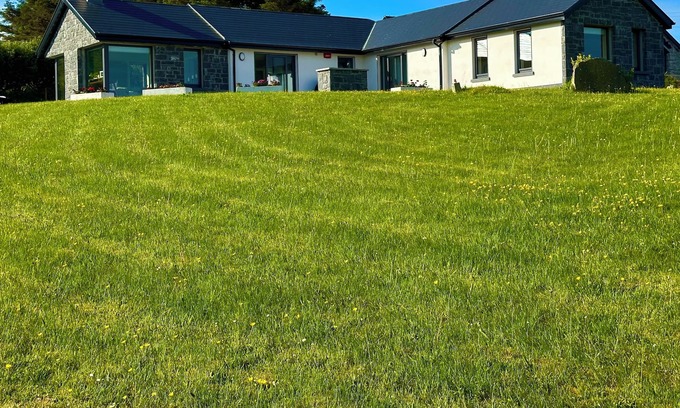 Westport House | Stunning Coastal 4.5 Bed/4.5 Bath Modern Cottage