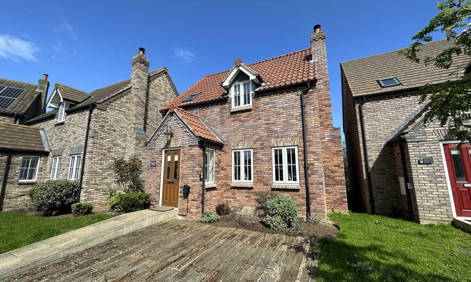Filey Apartment | Stunning Coastal Cottage - Sleeping 5 in 2 Bedrooms - Pool and Beach Access Included.