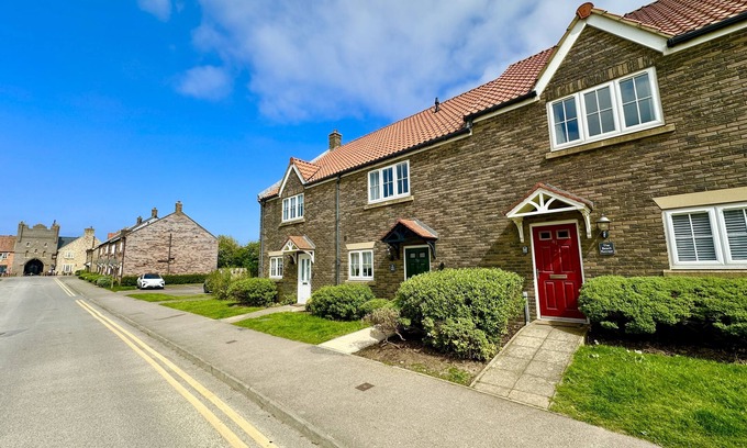 Filey Cottage | Stunning Coastal Cottage - Sleeping 6 in 3 Bedrooms - Pool and Beach Access Included.