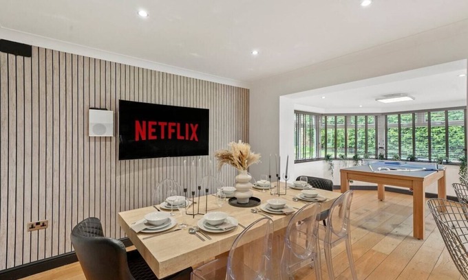 Hunmanby House | Stunning Coastal Retreat - Indoor Pool - Sauna