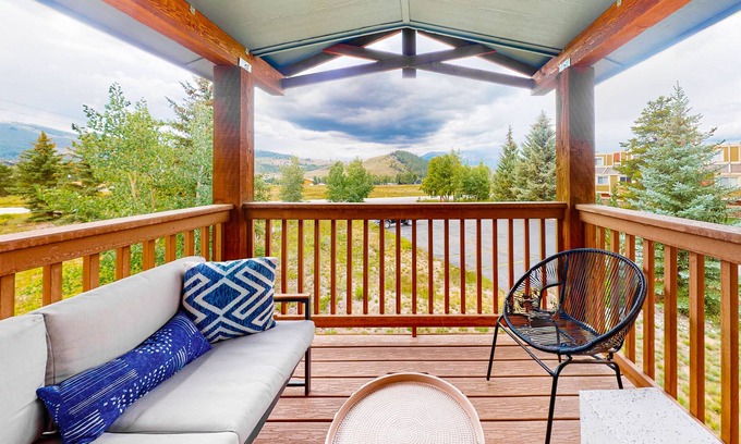 Summit Cove Condo | Stunning condo with mountain views, private W/D, and gas fireplace