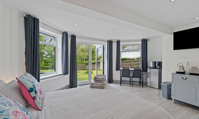 Clearbrook Apartment | Stunning, Contemporary 1 Bedroom En-suite Annexe