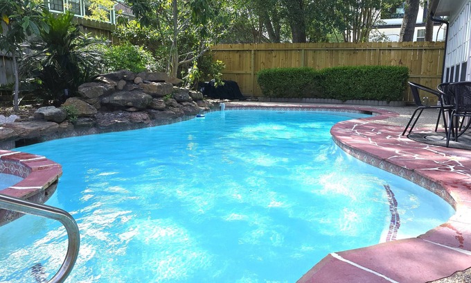 Houston House | Stunning Contemporary Home with Private Pool