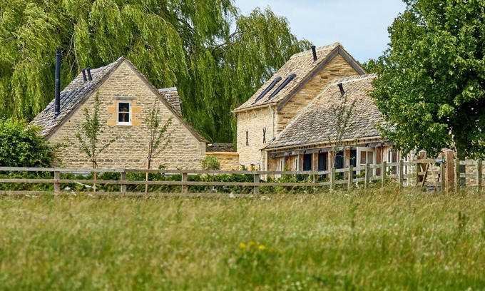 Ampney Crucis House | Stunning Cotswold Barns Sleeps 10 Near BiburynAmpneyfield Barns