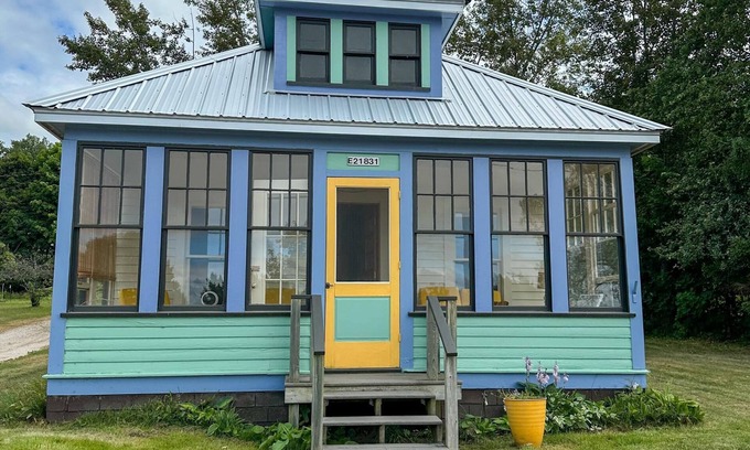 Grand Marais House | Stunning Cottage across for public Bayshore beach