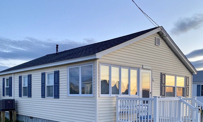 Hampton Cottage | Stunning Cottage in Hampton Beach – Harborview with Breathtaking Scenic Views!