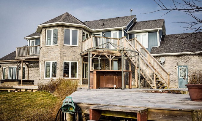 Dutton/Dunwich House | Stunning country retreat with game room and hot tub