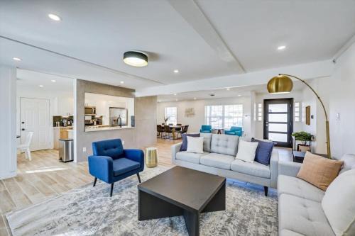 Northwest Dallas House | Stunning Dallas Home w Beautiful Yard Big Groups