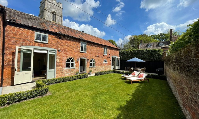 Banningham House | Stunning, dog friendly 3 bedroom/3 bathroom cottage close to beaches & short stroll to pub