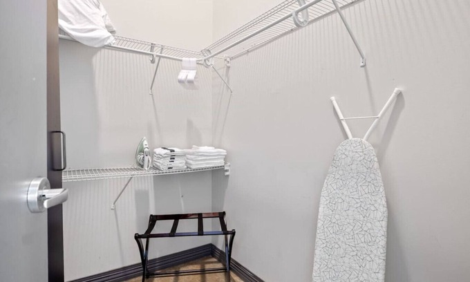 Downtown Dallas Apartment | Stunning Downtown Apartment | Pool, Laundry, Parking