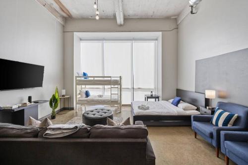Downtown Dallas Apartment | Stunning Downtown Apartment with Pool, Laundry, Parking