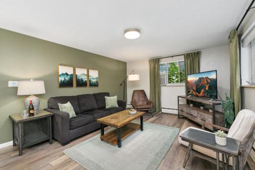 Old Town Apartment | Stunning Downtown Condo - 5 min walk to Old Town!
