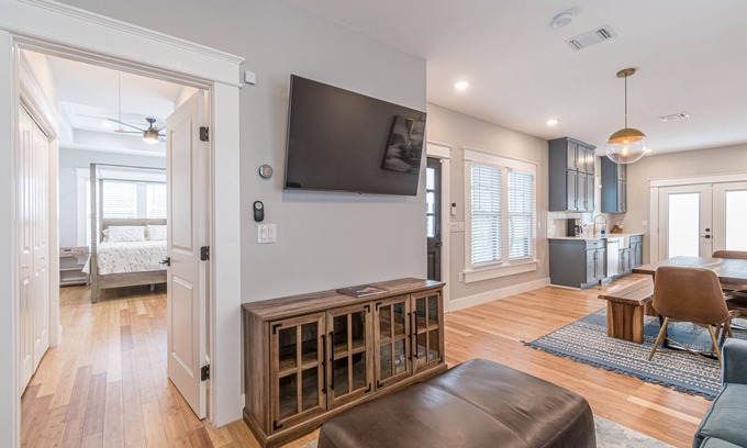 Southtown House | Stunning Downtown Lavaca home - Convention Center, Riverwalk & more - w/HotTub