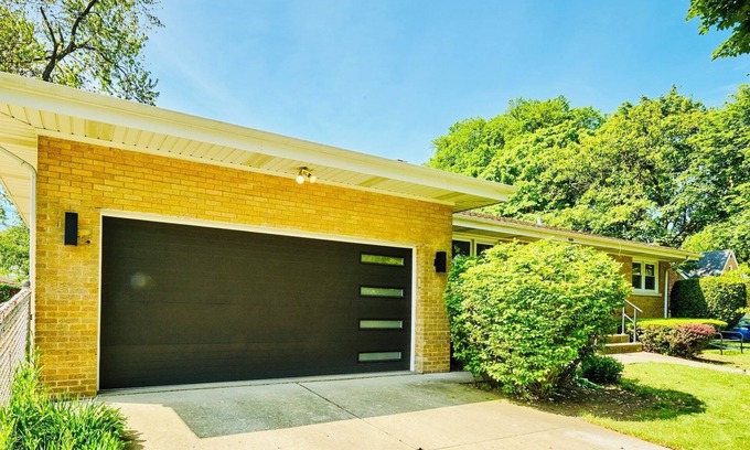 Skokie House | Stunning downtown Skokie mid-century modernnLuxury three bedroom ranch home