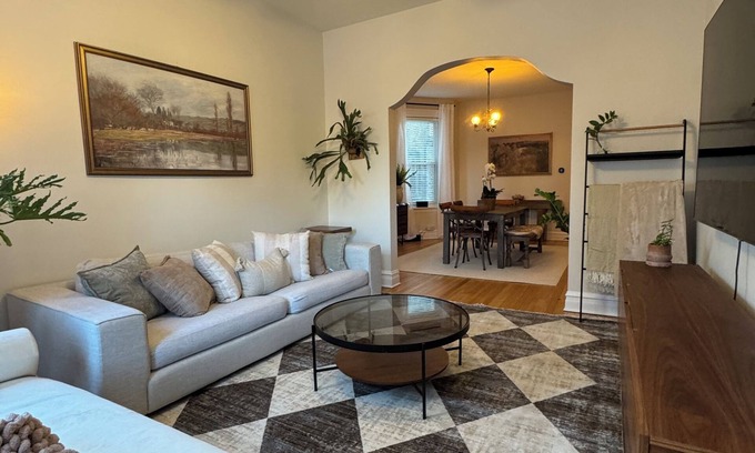 Avondale Apartment | Stunning Duplex Retreat 3BR 2BR, Minutes from Downtown Chicago!