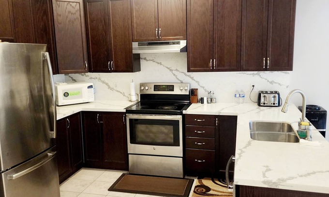 Innisfil House | Stunning Entire Home 4 Bedroom - Near HWY 400.n(Basement not included)