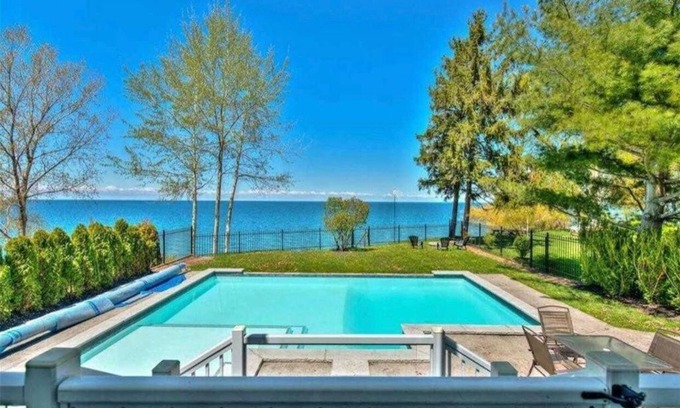 St. Catharines Villa | Stunning estate on Lake Ontario