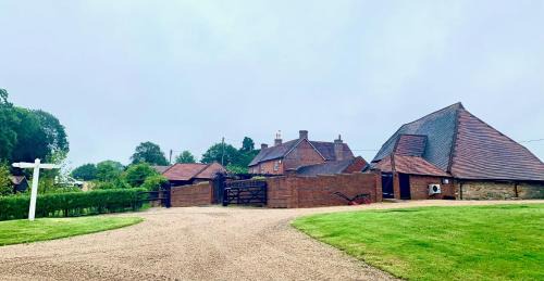 Cowbeech Villa | Stunning Estate sleeps 22 private parking & garden