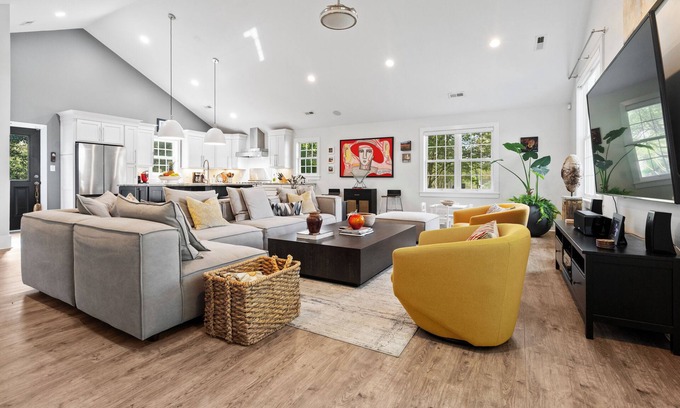 Raleigh House | Stunning Executive Home - Walk to North Hills - Hardscaping/Firepit - LOCATION!