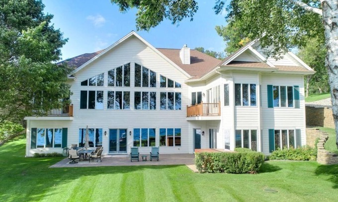Paynesville House | Stunning Executive Cottage on Lake Koronis