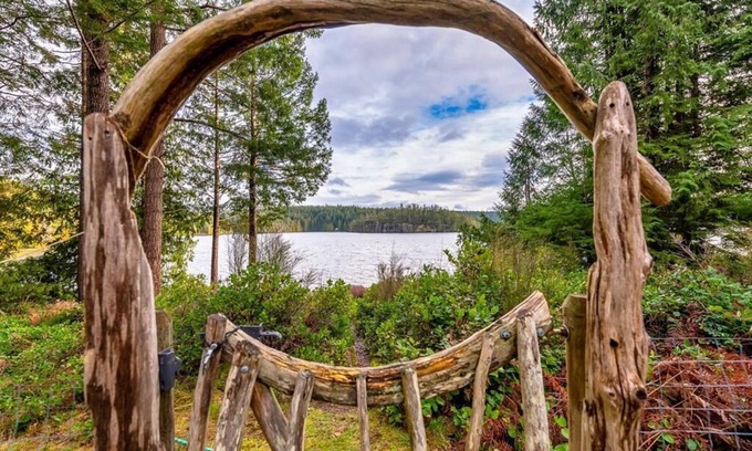 Mansons Landing House | Stunning Family Friendly 5 bedroom Lakefront Home