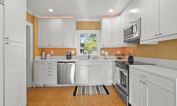 Waterloo House | Stunning Family Getaway - 4 Queens + 2 Twin Beds