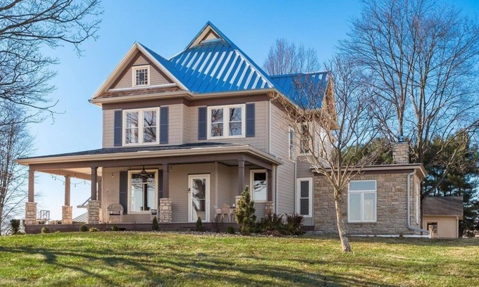 Mt Perry Other | Stunning Farmhouse with Heated Pool & Hot Tub & Pickleball Court!
