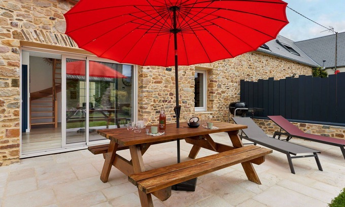 Creances House | Stunning villa for 4 guests with WIFI, TV, terrace, pets allowed and parking