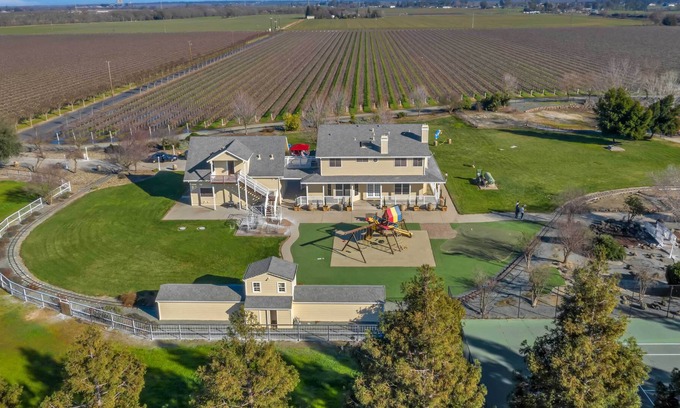 Galt House | Stunning Galt Vineyard: Grill & Tennis Court!
