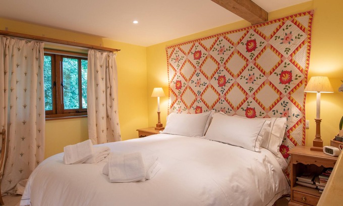 Broad Hinton House | Stunning 2 bed/2 bath Country Retreat with huge gardens