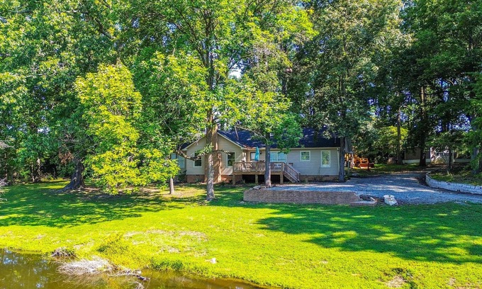 Greensboro House | Stunning Greensboro Home w/Deck & Pond View!