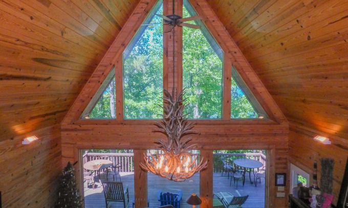 Quitman House | Stunning Greers Ferry Lakefront Home w/4 bedroom + 4 bathroom