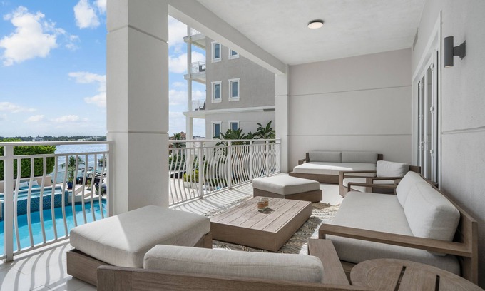 Paradise Island Condo | Stunning Harbour View Condo Luxury Rental on Paradise Island