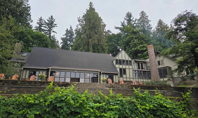 Seahurst House | Stunning High Bank 3 BDRM w/Ballroom on the Salish Sea