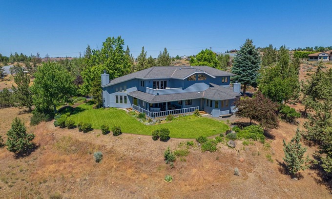 Madras House | Stunning Hillside Retreat w/ Panoramic Views, Pet Friendly, Pool Table, Huge Deck, 1 Mile 2 Downtown